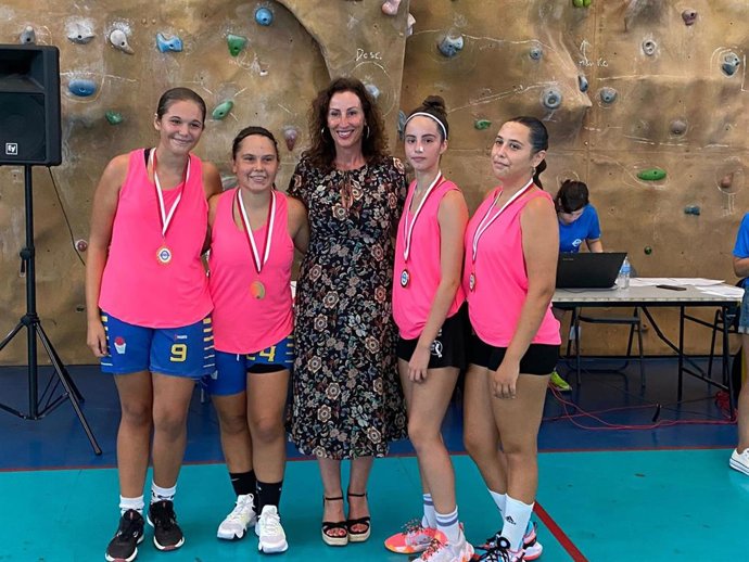 La alcaldesa, junto a algunas jugadoras del torneo 3x3 basket disputado en el pabellón Jairo Rodríguez.