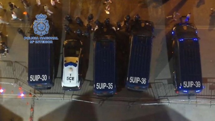 Vista de algunos de los vehículos de la Policía Nacional desplegados durante la Feria de Málaga.