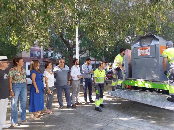 La delegada Evelia Rincón supervisa la instalación de un contenedor específicos para la recogida del aceite doméstico usado en el Distrito Macarena.