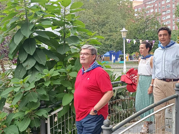 El alcalde de Bilbao, Juan Mari Aburto, de rojo y con el pañuelo festivo anudado al cuello