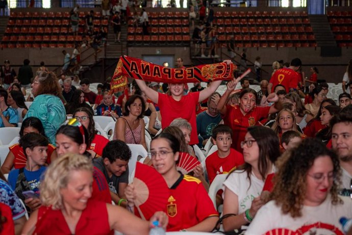 Aficionados de la selección española siguen la final del Mundial femenino de fútbol entre España e Inglaterra desde Barcelona.