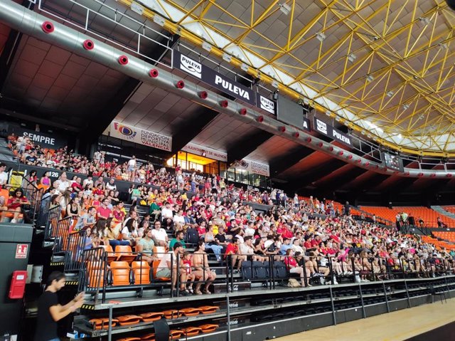 Más de 1.700 personas se reúnen en la Fuente de San Luis, en València, para ver la final del Mundial de Fútbol Femenino