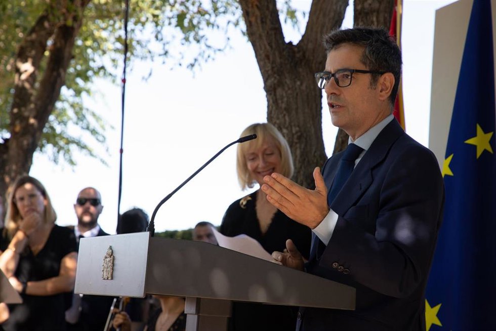 El ministro en funciones de la Presidencia, Relaciones con las Cortes y Memoria Democrática, Félix Bolaños, asiste al acto solemne de entrega de restos de las víctimas de la Guerra Civil y el Franquismo de Pajares de Adaja y Navalmoral de la Sierra