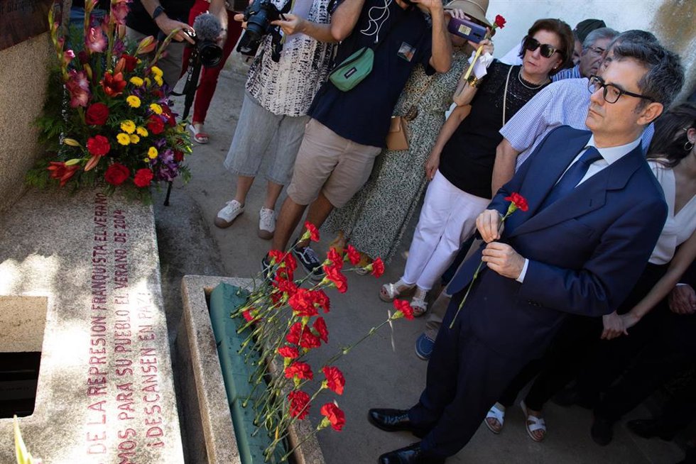 El ministro en funciones de la Presidencia, Relaciones con las Cortes y Memoria Democrática, Félix Bolaños, asiste al acto solemne de entrega de restos de las víctimas de la Guerra Civil y el Franquismo de Pajares de Adaja y Navalmoral de la Sierra