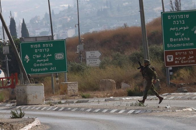 Un militar israelí cerca de un 'checkpoint' en Huwara, en Cisjordania  