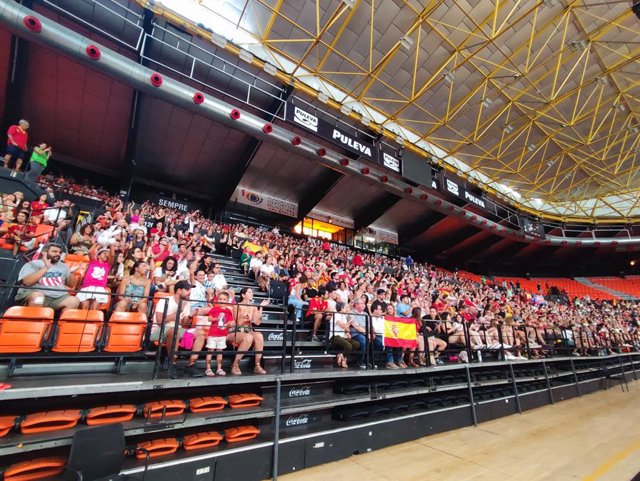 Público asistente en València a la retransmisión de la final del Mundial de Fútbol Femenino