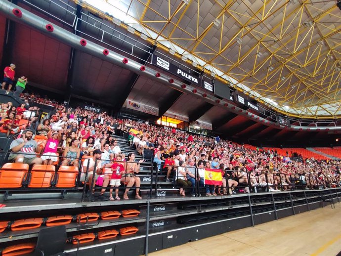 Público asistente en Valncia a la retransmisión de la final del Mundial de Fútbol Femenino