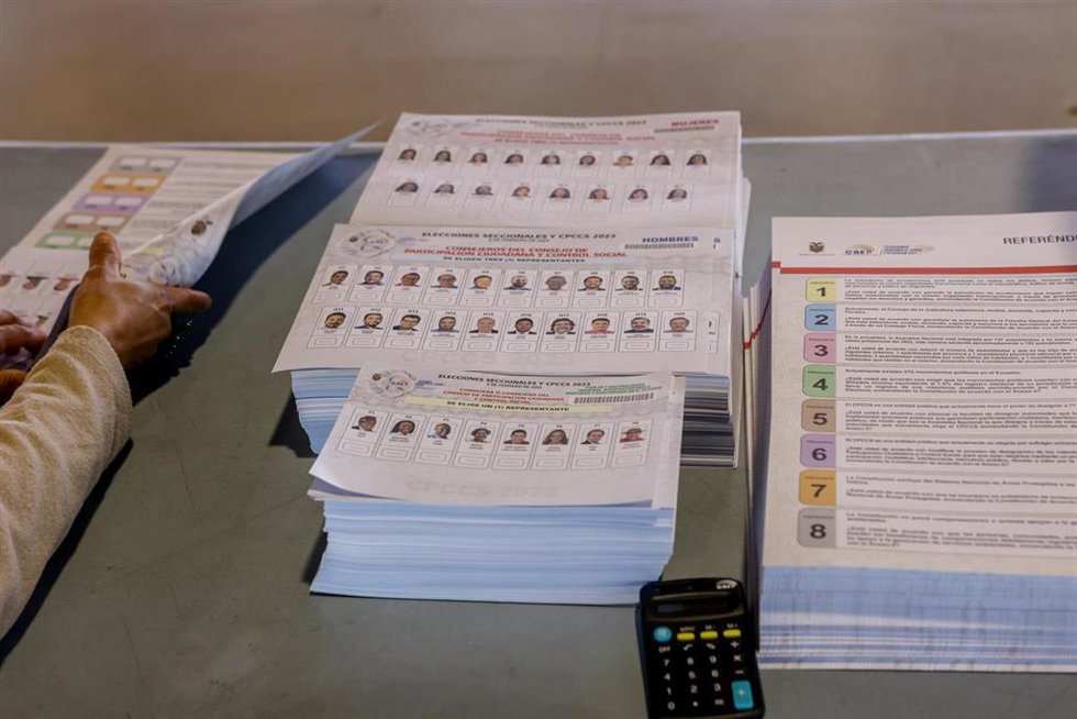 Archivo - Papeletas para votar en las elecciones generales de Ecuador en el Pabellón de Cristal de la Casa de Campo en Madrid, a 5 de febrero de 2023, en Madrid (España)