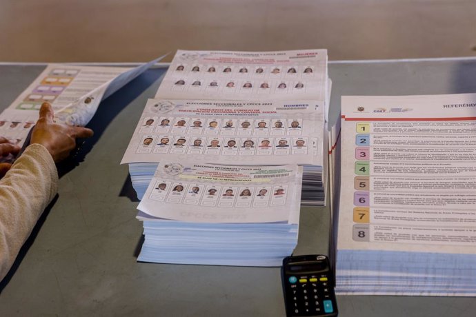 Archivo - Papeletas para votar en las elecciones generales de Ecuador en el Pabellón de Cristal de la Casa de Campo en Madrid, a 5 de febrero de 2023, en Madrid (España). La capital española acumula más de una tercera parte de los ecuatorianos residente