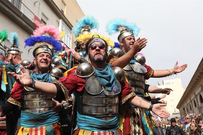 Archivo - Imagen de archivo de una agrupación del Carnaval de Cádiz.