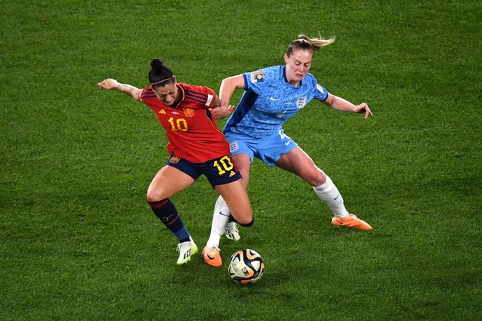 Jennifer Hermoso of Spain and Keira Walsh of England in action during the FIFA Women's World Cup 2023 Final soccer match between Spain and England at Stadium Australia in Sydney, Sunday, August 20, 2023. (AAP Image/Bianca De Marchi) NO ARCHIVING, EDITOR