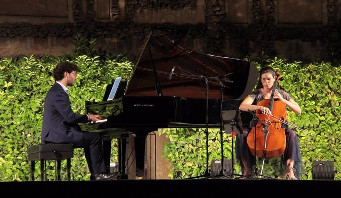 Rosa García y Pepe Fernández, en un momento de su actuación en los jardines del Alcázar.