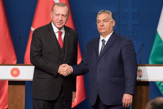 Archivo - El presidente de Turquía, Recep Tayyip Erdogan, con el primer ministro búlgaro, Viktor Orbán