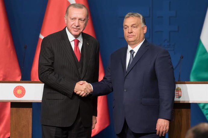 Archivo - BUDAPEST, Nov. 7, 2019  Turkish President Recep Tayyip Erdogan (L) shakes hands with Hungarian Prime Minister Viktor Orban during a joint press conference in Budapest, Hungary, on Nov. 7, 2019. Visiting Turkish President Recep Tayyip Erdogan c