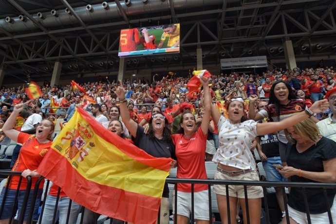 Numerosos ciudadanos celebran en el Pabellón Siglo XXI la victoria de España en el Mundial Femenino de Fútbol