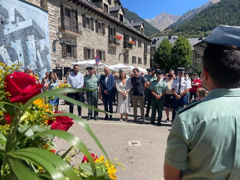 La alcaldesa de Zaragoza, Natalia Chueca, en el homenaje a los dos guardia civiles, Irene Fernández y José Ángel de Jesús, de 32 y 22 años de edad, respectivamente, asesinados por la banda terrorista hace 23 años.