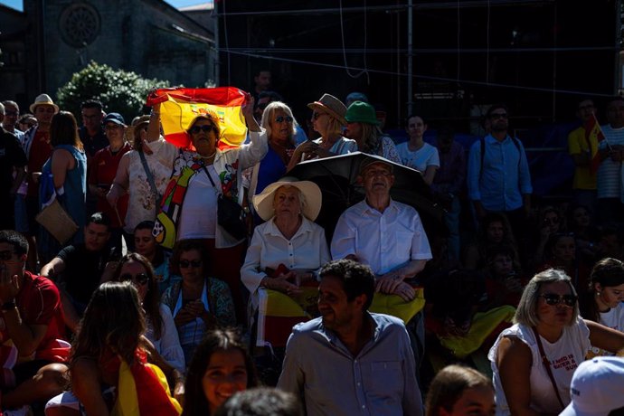 Cientos de aficionados ven la retransmisión de la final del Mundial Femenino de Fútbol, en la plaza da Ferrería, a 20 de agosto de 2023, en Pontevedra, Galicia.