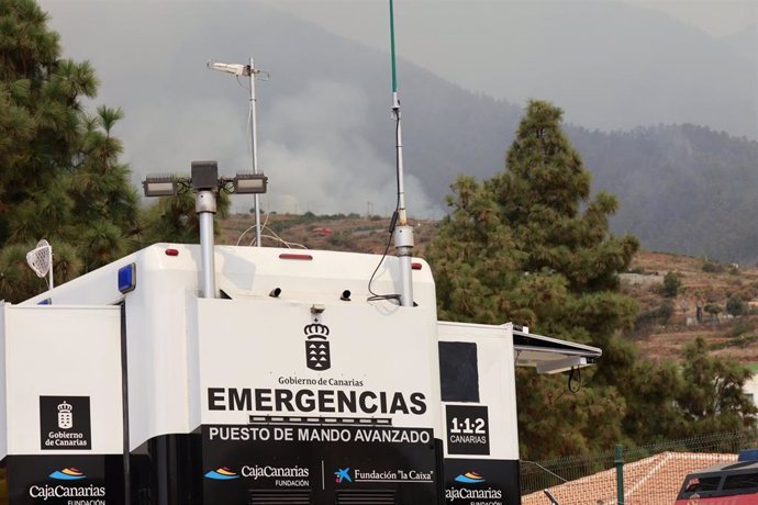 Un puesto de mando avanzado de emergencias en el lugar del incendio, a 18 de agosto de 2023, en Tenerife, Canarias (España). El incendio forestal declarado en Tenerife la noche del martes ha arrasado ya casi 4.000 hectáreas en un perímetro de 40 km y ha
