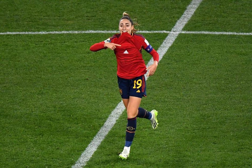 Olga Carmona celbrando su gol