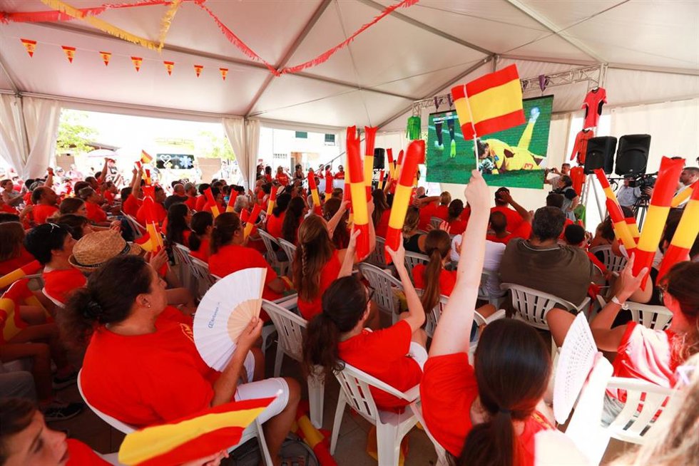 Los seguidores de la selección española femenina de fútbol vibran con el triunfo de España en el Mundial, en el espacio habilitado para ver la Final en Prtol, en Marratxí, en Mallorca, de donde es la portera Cata Coll.