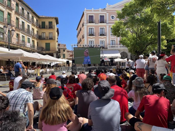 Más de un millar de personas ha seguido en la Plaza Mayor de Segovia la victoria de la selección femenina en el Mundial