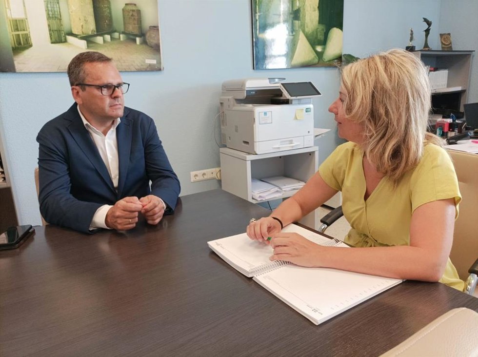 La concejala de Participación Ciudadana y Barrios del Ayuntamiento de Jaén, Maribel López, con el director de Carrefour Jaén, Fernando Guzmán