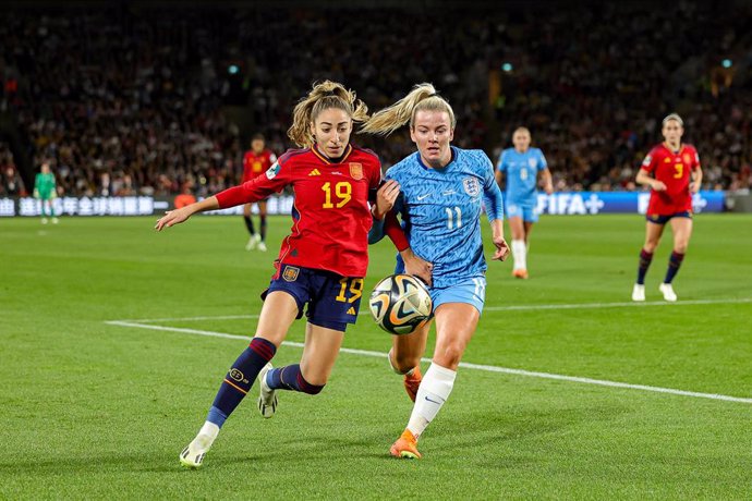 Lauren Hemp (11) of England tussles with Olga Carmona (19) of Spain during the 2023 FIFA Womens World Cup Final football match between Spain and England on 20 August 2023 at Stadium Australia in Sydney, Australia - Photo Nigel Keene / ProSportsImages /