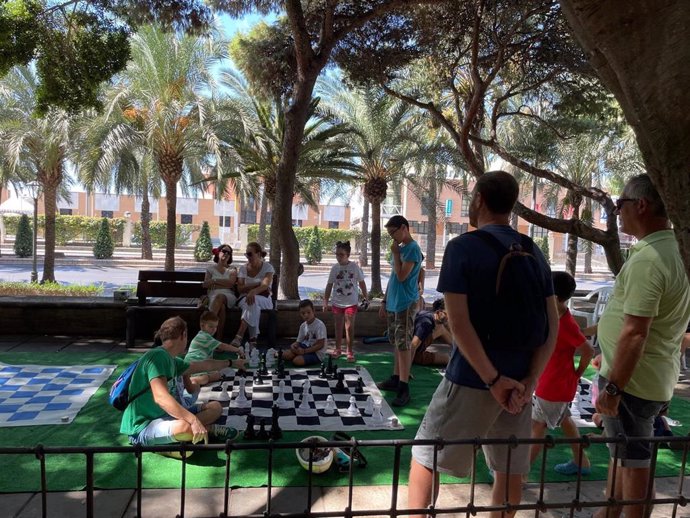 Participantes en una partida de ajedrez con grandes piezas, en el parque Salmerón.