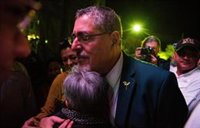 Los candidatos presidenciales guatemaltecos depositan su voto con un llamamiento a la participación