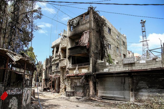FILED - 02 August 2023, Lebanon, Ain al Hilweh: A picture shows a deserted street with destruction caused by heavy clashes between Palestinian factions Fatah party and Islamic parties inside the refugee camp in Ain al Hilweh in the Lebanese southern por