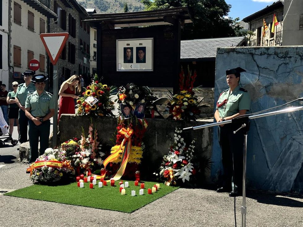 Homenaje a los dos guardias civiles asesinados por ETA en Sallent de Gállego en el año 200
