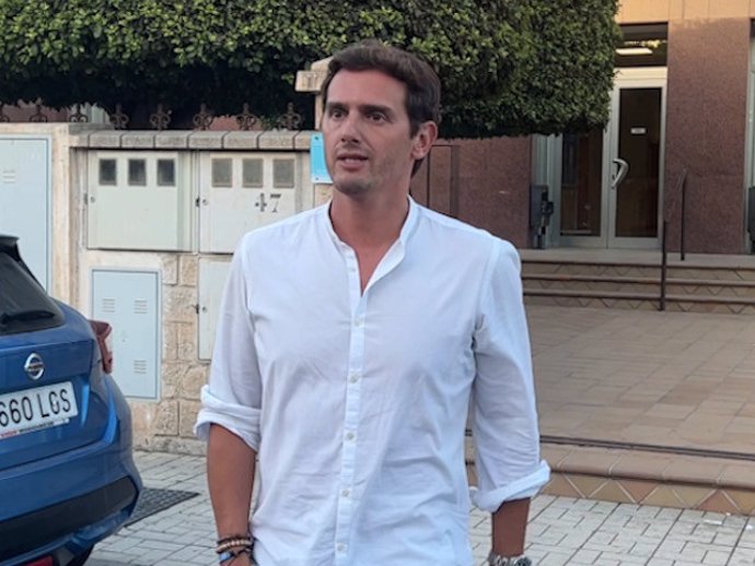 Albert Rivera saliendo del tanatorio.