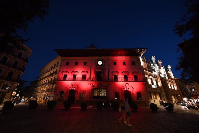 Cort ilumina este domingo de rojo sus edificios más emblemáticos tras ganar España el Mundial de Fútbol Femenino