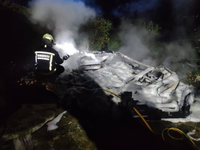 Los bomberos del 112 extinguen el fuego que ha calcinado una caravana en Pando (Santiurde de Toranzoi)
