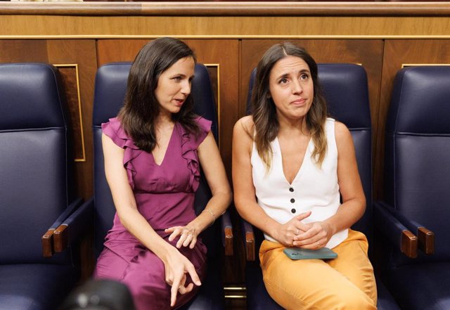 La secretaria general de Podemos y ministra de Derechos Sociales y Agenda 2030 en funciones, Ione Belarra, y la ministra de Igualdad en funciones, Irene Montero, durante la Sesión Constitutiva de la XV Legislatura en el Congreso de los Diputados, a 17 de 