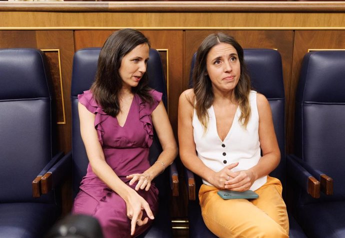 La secretaria general de Podemos y ministra de Derechos Sociales y Agenda 2030 en funciones, Ione Belarra, y la ministra de Igualdad en funciones, Irene Montero, durante la Sesión Constitutiva de la XV Legislatura en el Congreso de los Diputados, a 17 d