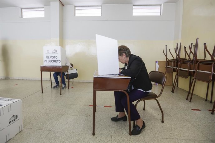 20 August 2023, Ecuador, Quito: People cast their vote at a polling stations in Quito. Ecuadorians will vote to elect a new president in what observers called a "climate of fear"following the assassination of candidate Fernando Villavicencio on the cam