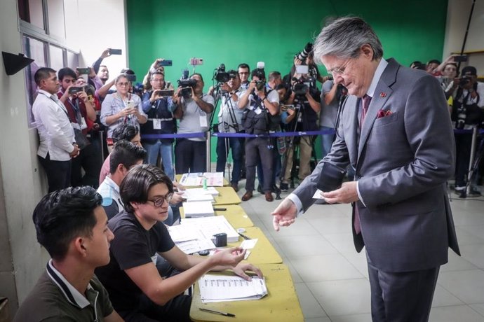 Guillermo Lasso vota en las elecciones en Ecuador