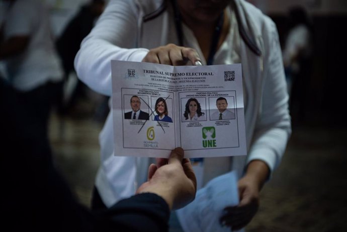 Personas emitiendo su voto en las elecciones de la segunda vuelta en Guatemala
