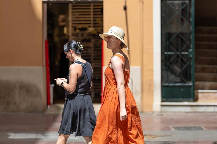 Archivo - Turistas paseando por Palma.