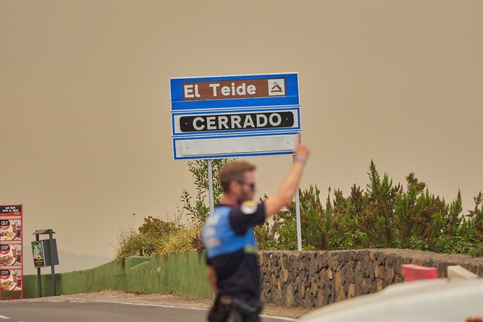 Un cartel indica que el acceso al Teide está cerrado por el incendio, a 19 de agosto de 2023, en La Orotava, Tenerife, Islas Canarias (España). La situación del incendio forestal que comenzó en la noche del 15 de agosto en el monte de Arafo, en la isla 