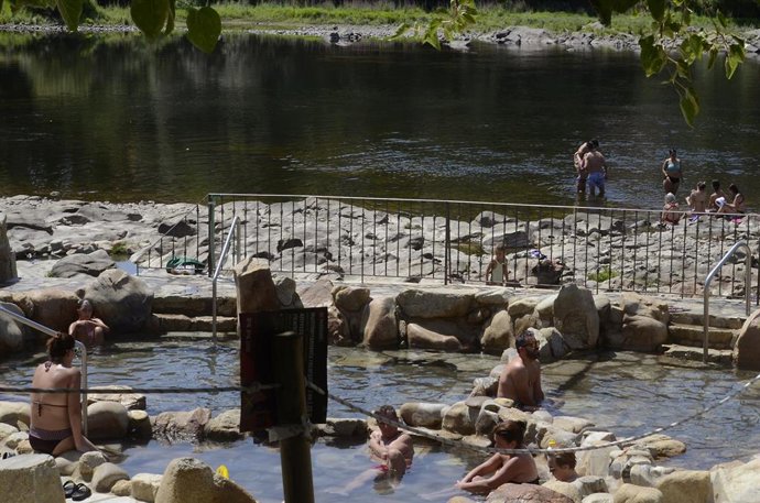 Bañistas en una pozas termales, a 8 de agosto de 2023, en Ourense, Galicia (España). La tercera ola de calor en España afecta por primera vez este verano a Galicia donde hoy se esperan temperaturas por encima de los treinta grados en todas las ciudades 