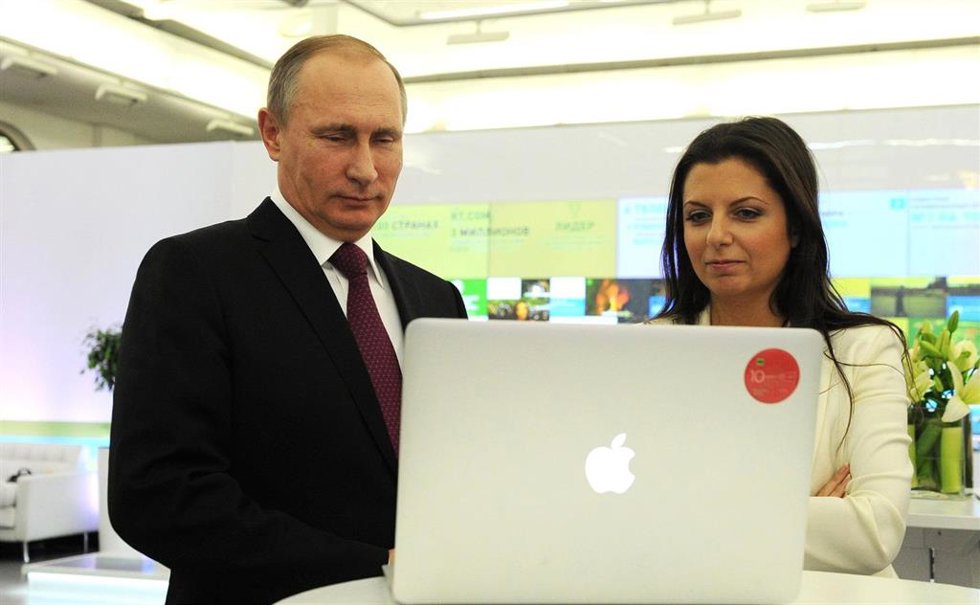 Archivo - El presidente ruso, Vladimir Putin, y la jefa del canal de televisión Russia Today, Margarita Simonian.