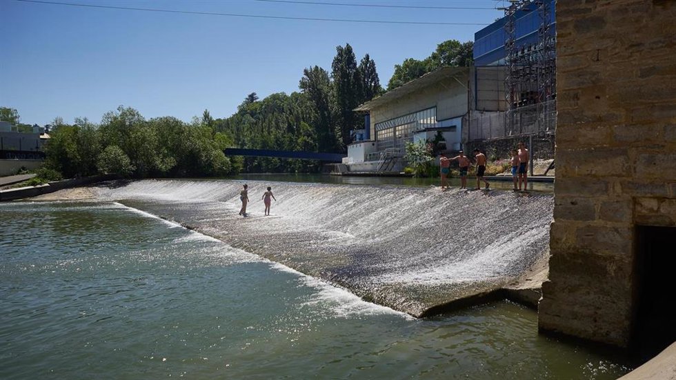 Archivo - Imagen de archivo de bañistas disfrutan del agua en el río Arga.