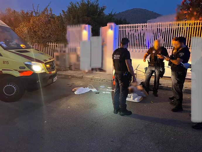 Agentes de la Policía Local de Alcúdia en una intervención este fin de semana