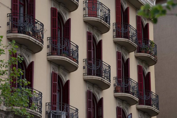 Archivo - El mercado inmobiliario español "está muy bien posicionado" frente al de otros países desarrollados, según Tecnotramit. En la imagen, fachada de un edificio, a 25 de abril de 2023, en Barcelona,.
