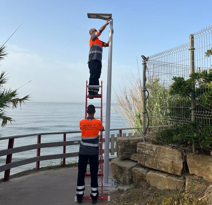 El Ayuntamiento continúa desarrollando el Plan de Eficiencia Energética con la instalación de farolas solares en el corredor litoral