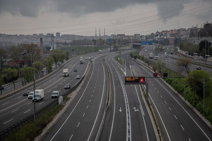 Archivo - Arxivo - Carretera sense amb prou feines trnsit en l'entrada a Barcelona