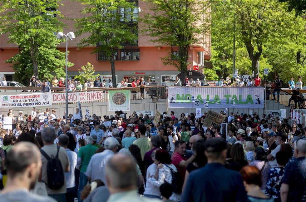 Archivo - Varias personas se manifiestan a favor de la vegetación urbana y contra la destrucción de parques y la tala de árboles, en el Parque de Arganzuela, a 6 de mayo de 2023, en Madrid (España). Desde Ecologistas en Acción, uno de los convocantes ju