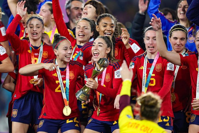 La selección española celebra la consecución del primer Mundial femenino.